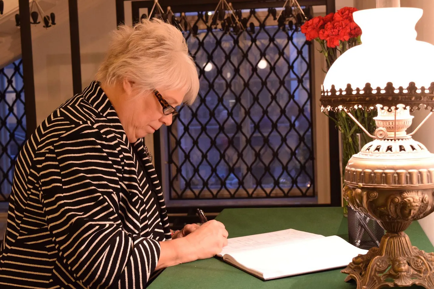 Välisminister Marina Kaljurand Vene saatkonnas kaastundeavaldust kirjutamas