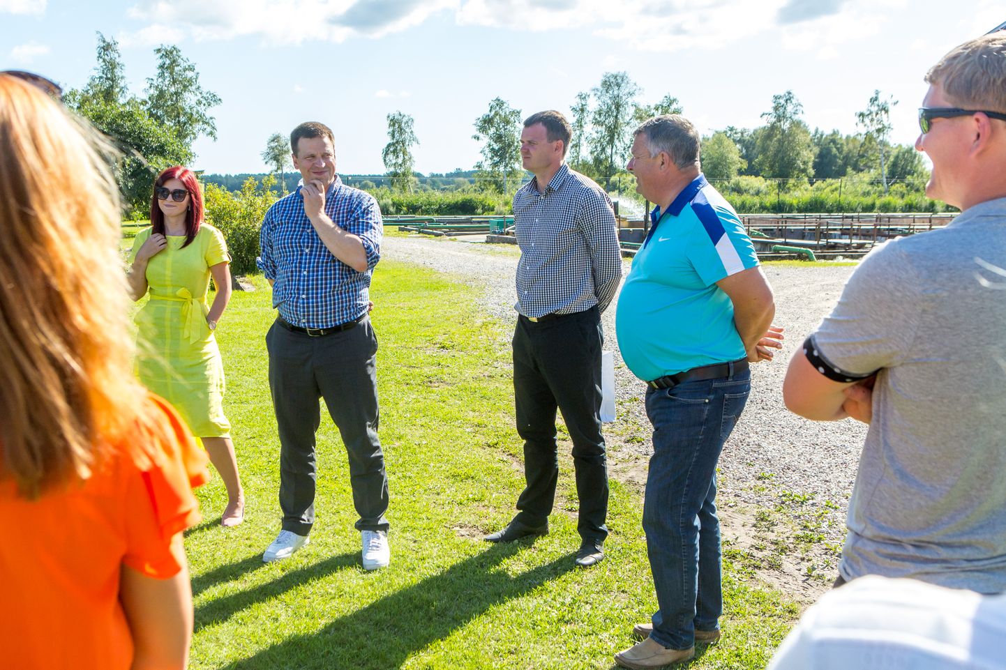 25. JUULIL 2019: Jüri Ratas Pähkla kalakasvanduses. Temaga koos jäid pildile Madis Kallas ja Mihkel Undrest.