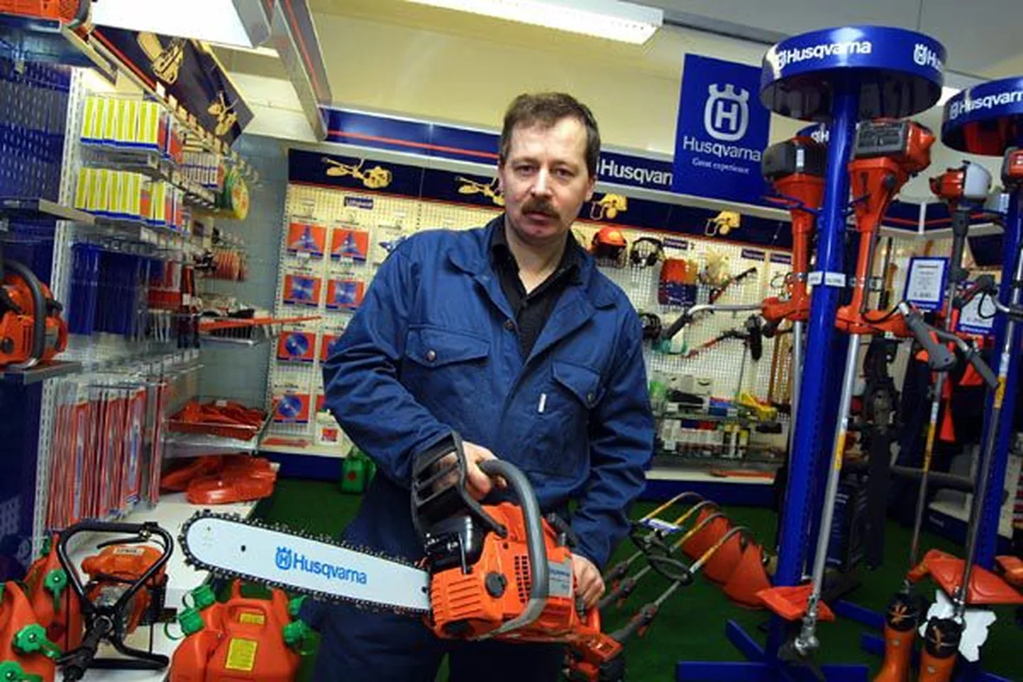 OÜ Viljandi Nurme juhataja Meelis Lond näitab Husqvarna saage, mis on metsameeste hulgas populaarsed.