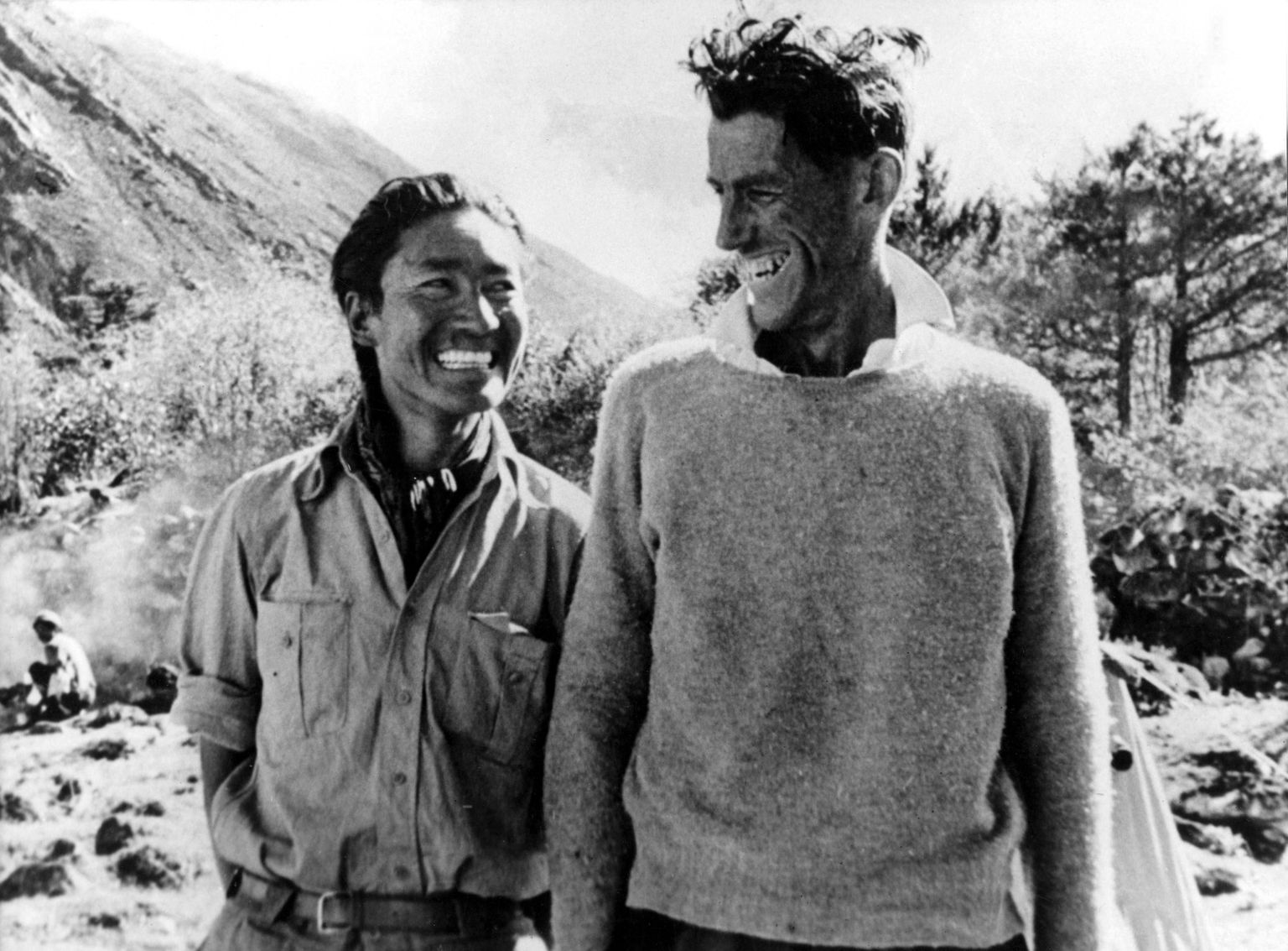 Sir Edmund Hillary ja šerpa Tensing Norgay olid esimesed inimesed maailma kõrgeima mäe Džomolungma tipus.
