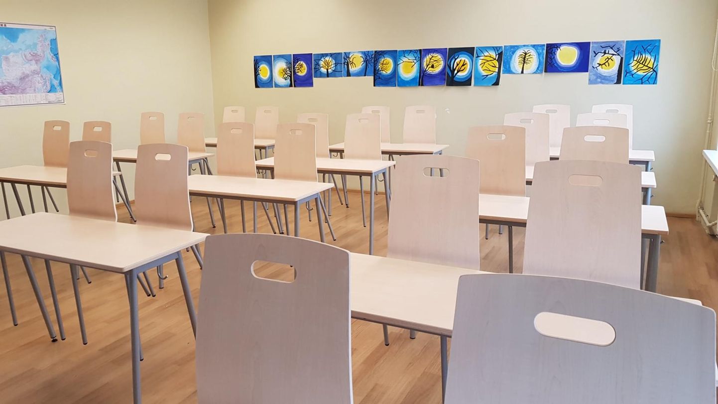 Kunda ühisgümnaasiumis uuendatakse mööblit. Neljapäeval saabusid lauad-toolid vene ja eesti keele klassidesse.