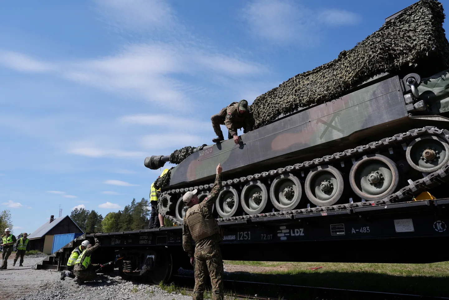 Военную технику доставляют на полигон "Селия"
