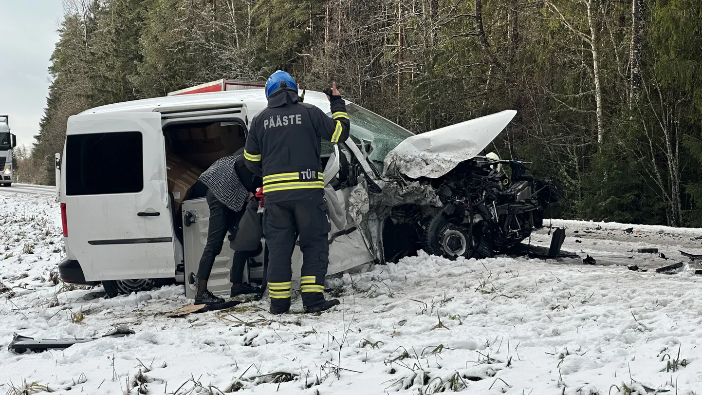 Raske avarii sulges Pärnu-Rakvere maanteel liikluse.