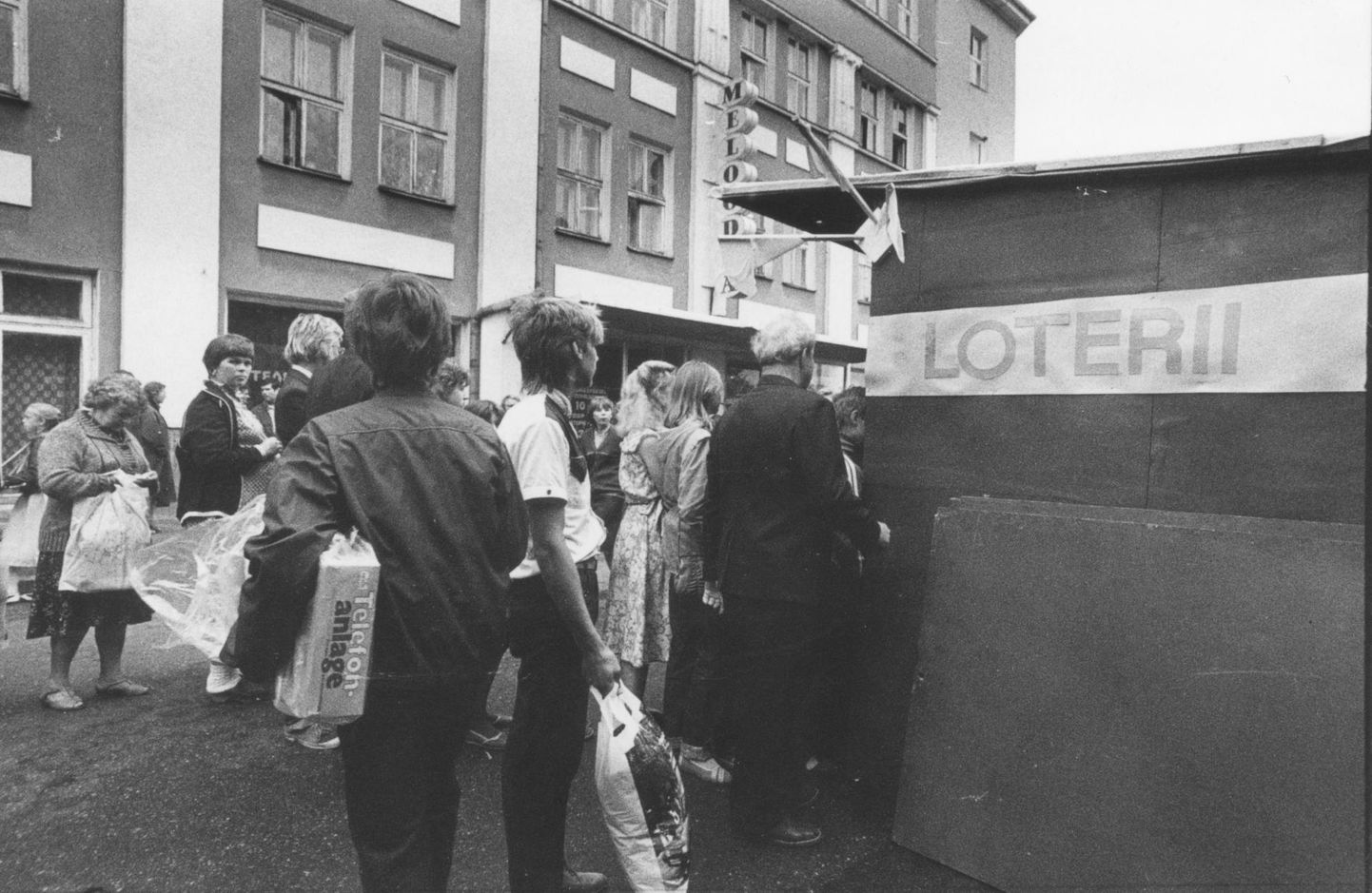 Loteriid ja õnneloosid olid nõukogude ajal väga populaarsed, müügiputkade taga vonklesid alati sabad.