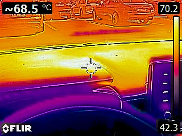 Päikese käes pool tundi olnud auto armatuurlaud.