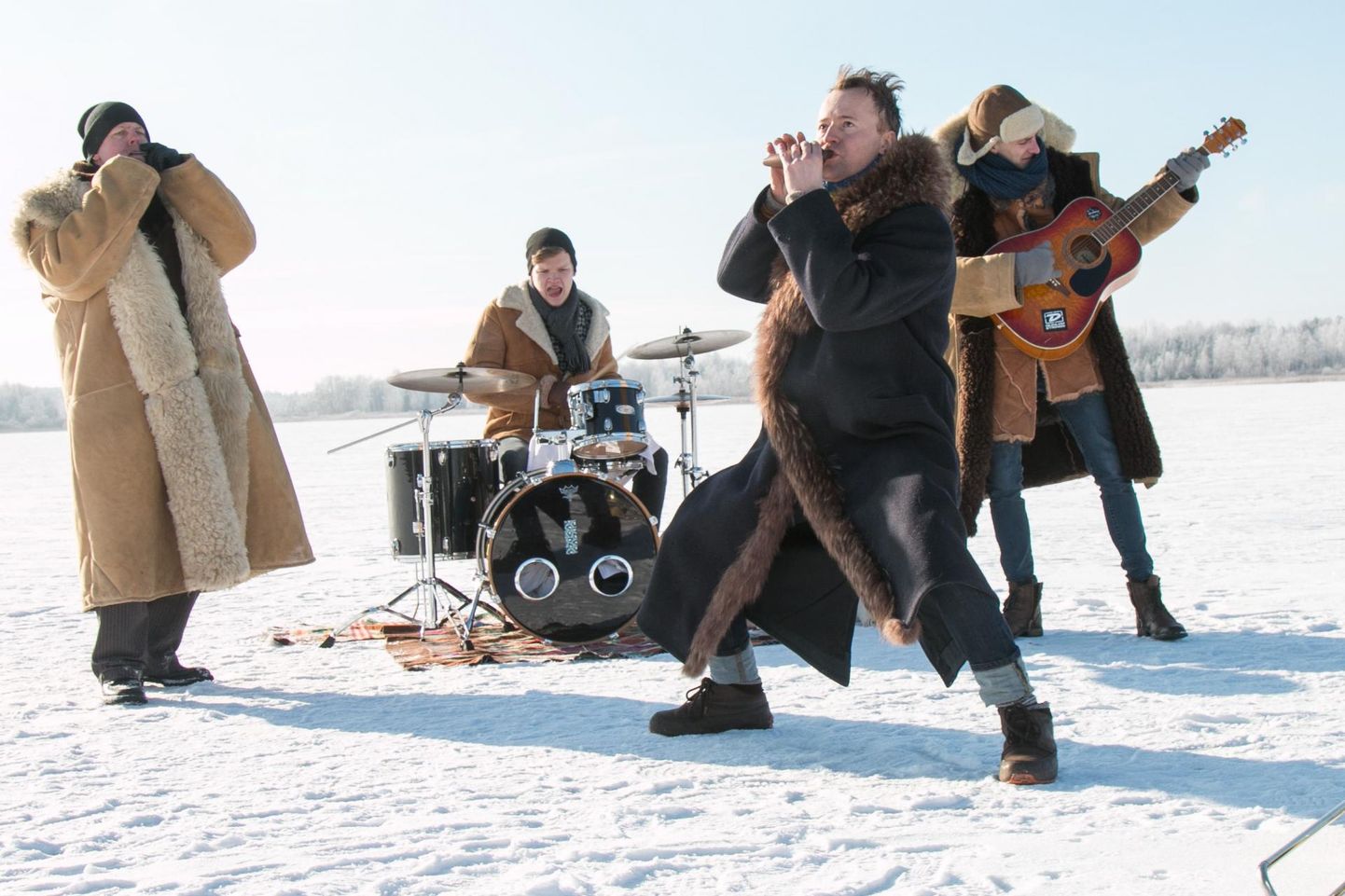 Svjata Vatra on harjunud õues külmaga esinema. See pilt on tehtud eelmise aasta veebruaris, kui bänd filmis Viljandi järvel muusikavideot.