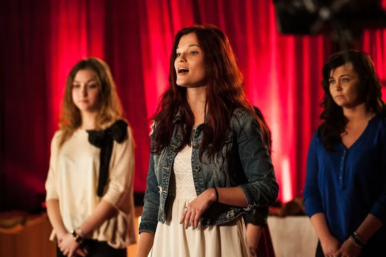 «Eesti otsib superstaari» teatrivoor 2015. aastal. Inga Tislar (vasakul) ootab esinemiskorda, esiplaanil Anelle Tamm.