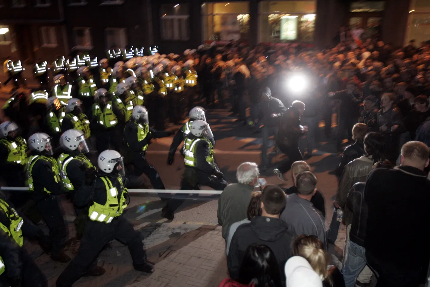 26. aprill 2007: kell 21.40 algas suur rüselus märulipolitsei ja protestijate vahel. Politsei hakkas inimesi Tõnismäe pronkssõduri piirkonnast välja tõrjuma. Protestijate eemaletõrjumiseks kasutati valgus- ja heliefekte.