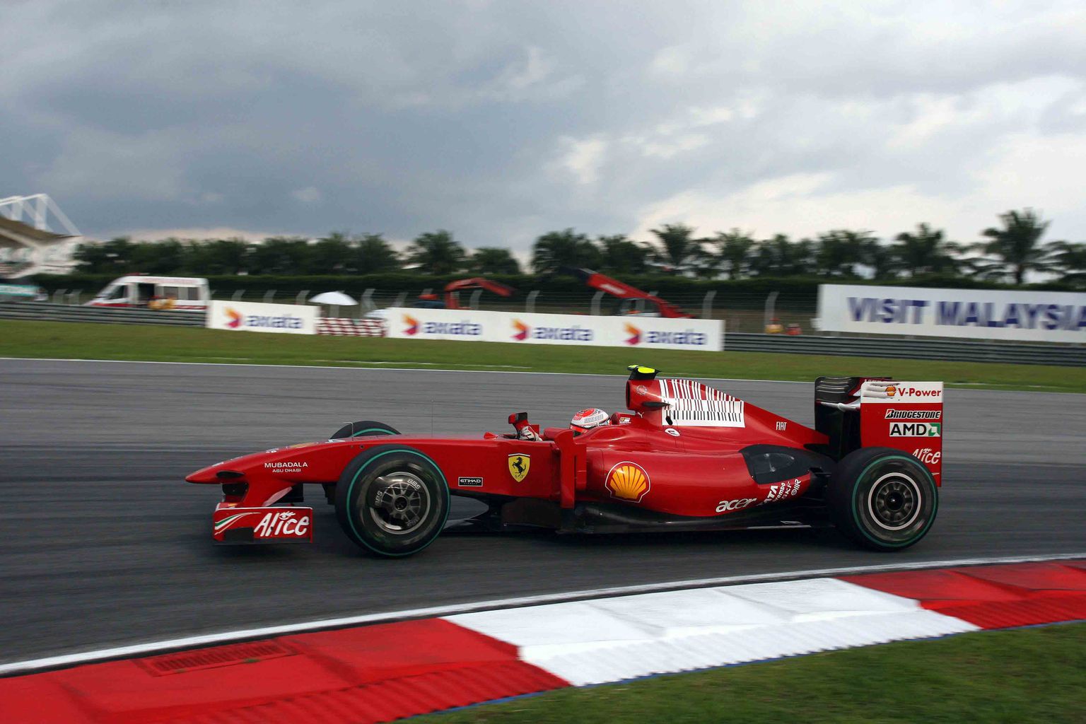Kimi Räikkönen Ferrari vormel-1 auto roolis