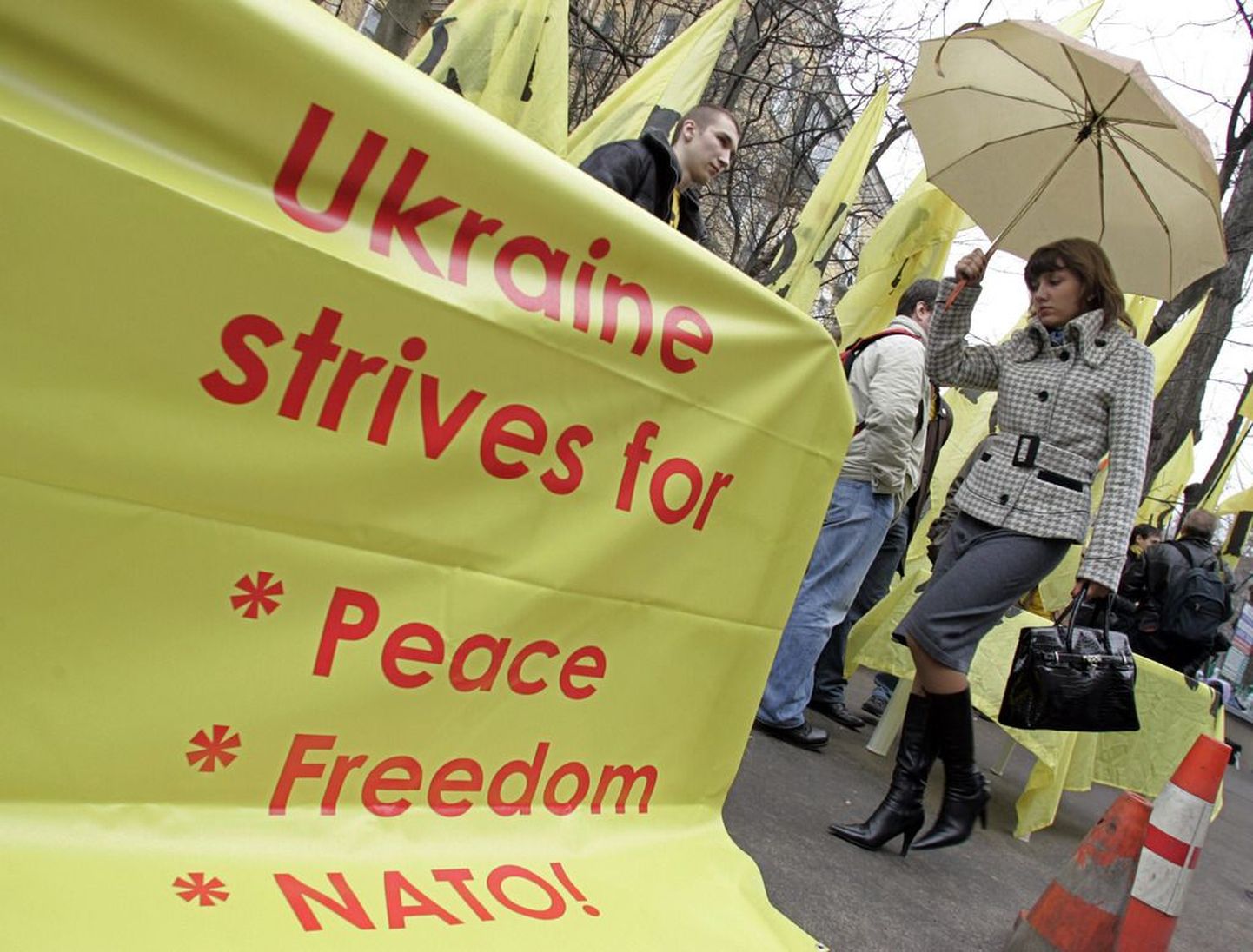 Ukraina püüdleb rahu, vabaduse ja NATO pole, teatab loosung Kiievis Prantsusmaa saatkonna juures. .