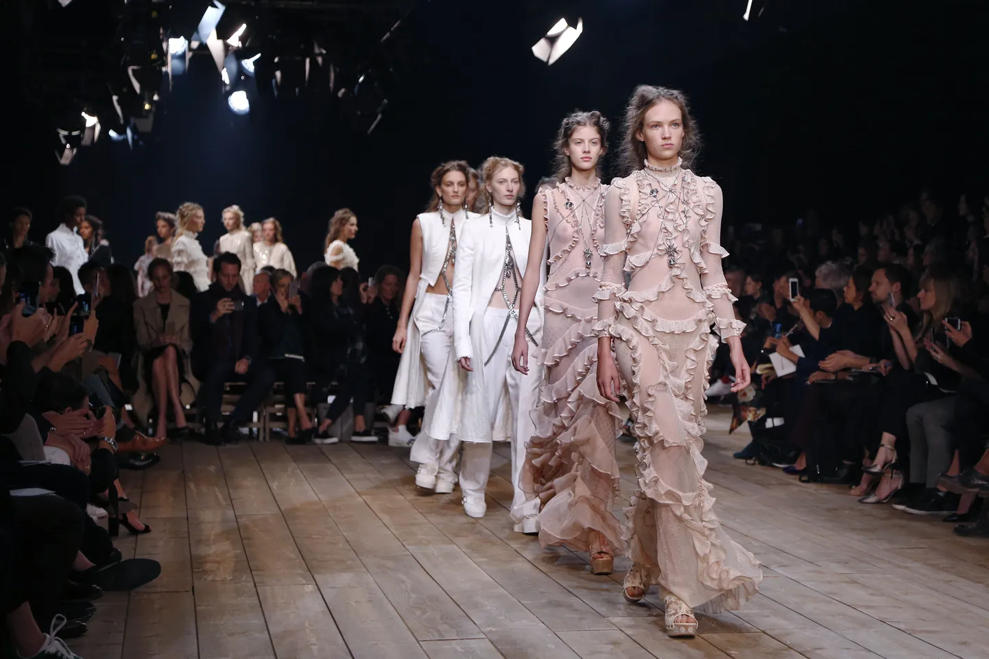 Показ Alexander McQueen