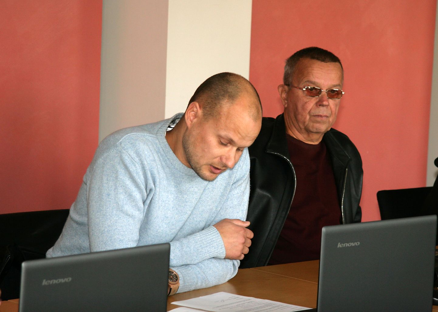 Jevgeni (vasakul) ja Juri Saltõkov mõisteti kelmuses ja võltsimises süüdi, ent kohtuotsus pole veel jõustunud ja ilmselt jõuab vaidlus Tartu ringkonnakohtusse.