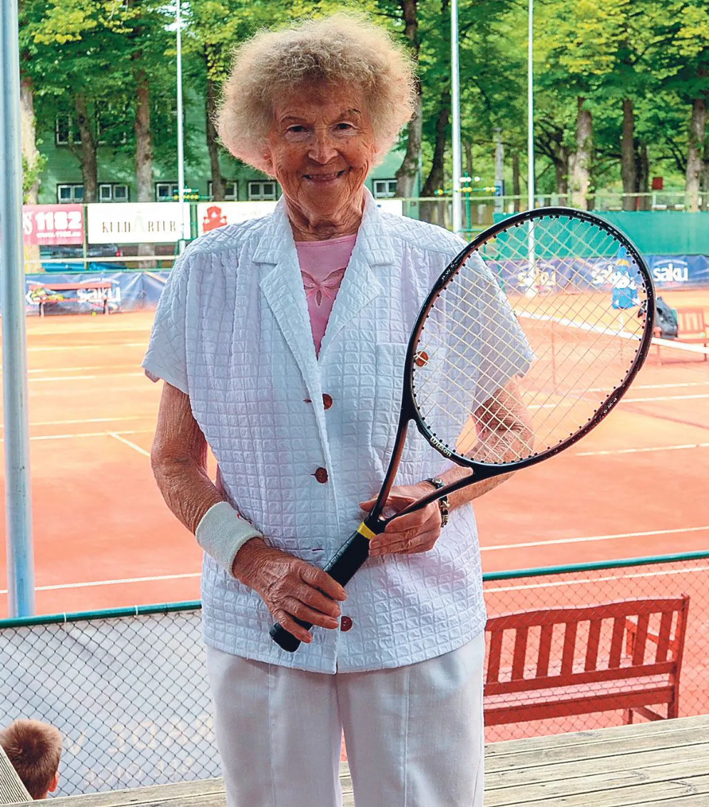 Vähe sellest, et Aino Issak on kõrgele vanusele vaatamata jätkuvalt tubli tennisemängija, kannab nüüd ka üks Pärnu tenniseväljak tema nime.