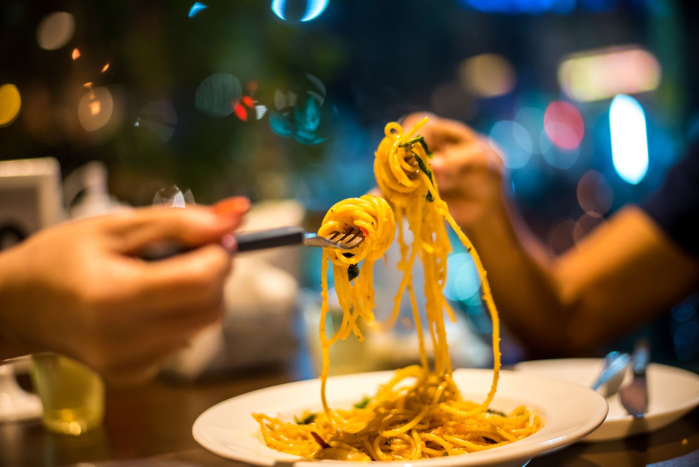 Спагетти на вилке. Иллюстративное фото