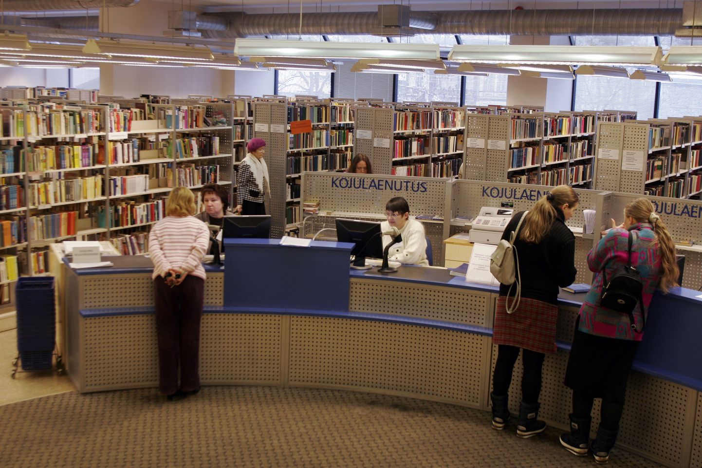 Tallinna Keskraamatukogu Liivalaia osakonna laenutusosakond 2006. aastal.