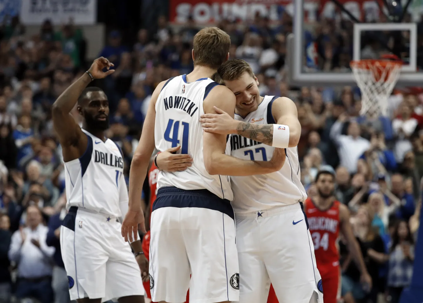 Dirks Novickis un Luka Dončičs.