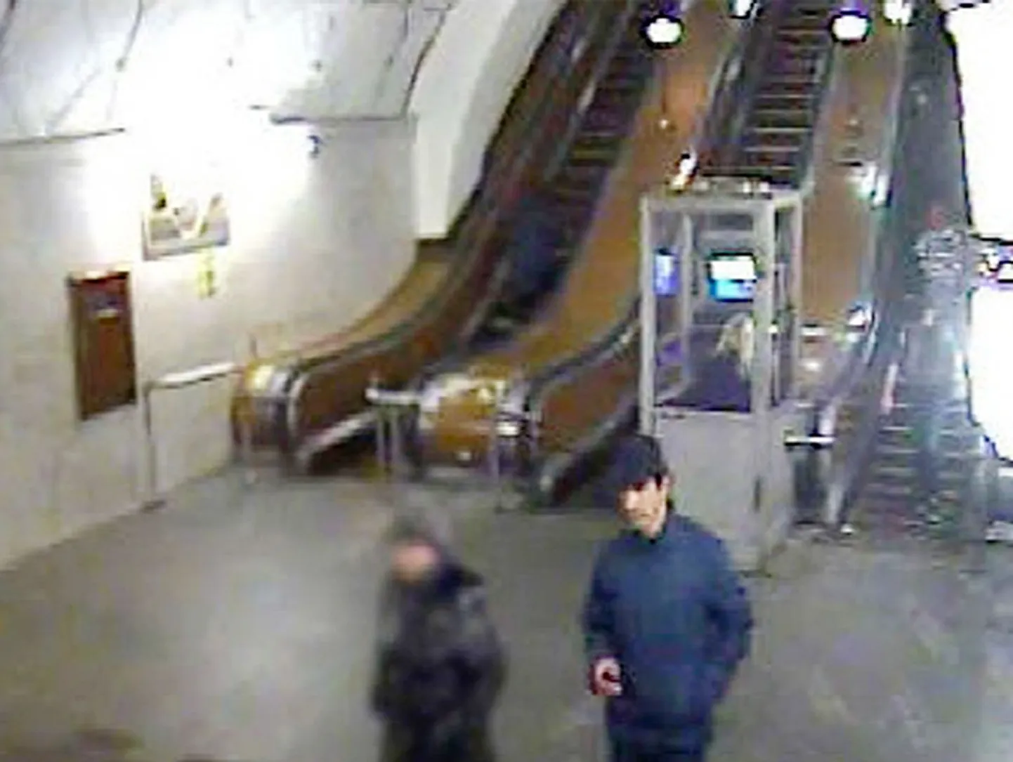 Скринщот с камеры в метро с предполагаемым организатором взрывов