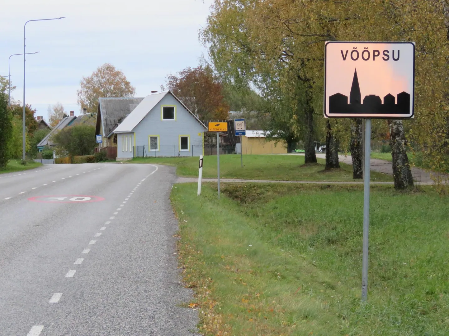 Võõpsu alevik asub Räpina vallas Põlvamaa ja Võrumaa piiril.
