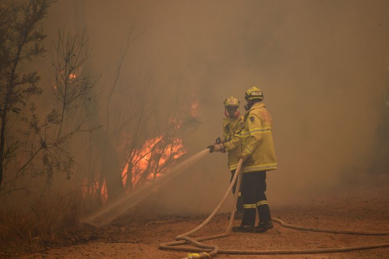 New South Walesi tuletõrjujad kustutamas põlengut Blue Mountainsi rahvuspargis