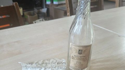 Restaurācijas darbu laikā Lielajā ģildē atrod pudeli ar zīmīti