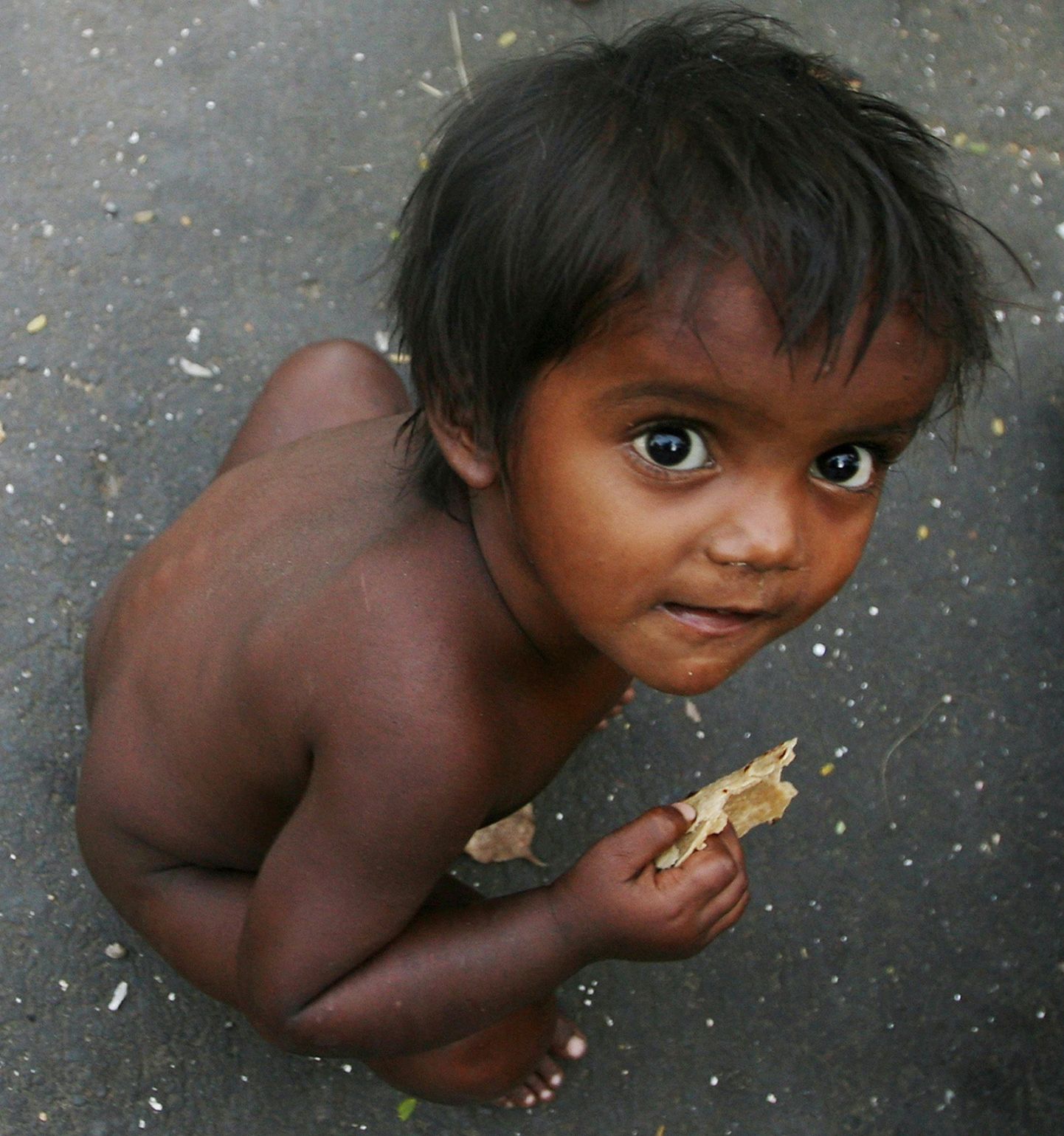 India poiss Mumbai slummis. Enim näljas elavaid inimesi elab Aasias ja Vaikse ookeani piirkonnas.