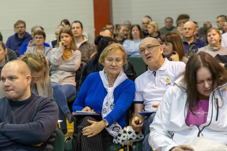Publiku seas oli EKRE kunagine Pärnu piirkonna juht ja praegu samuti ERK-i juhatusse kuuluv Helle Kullerkupp.