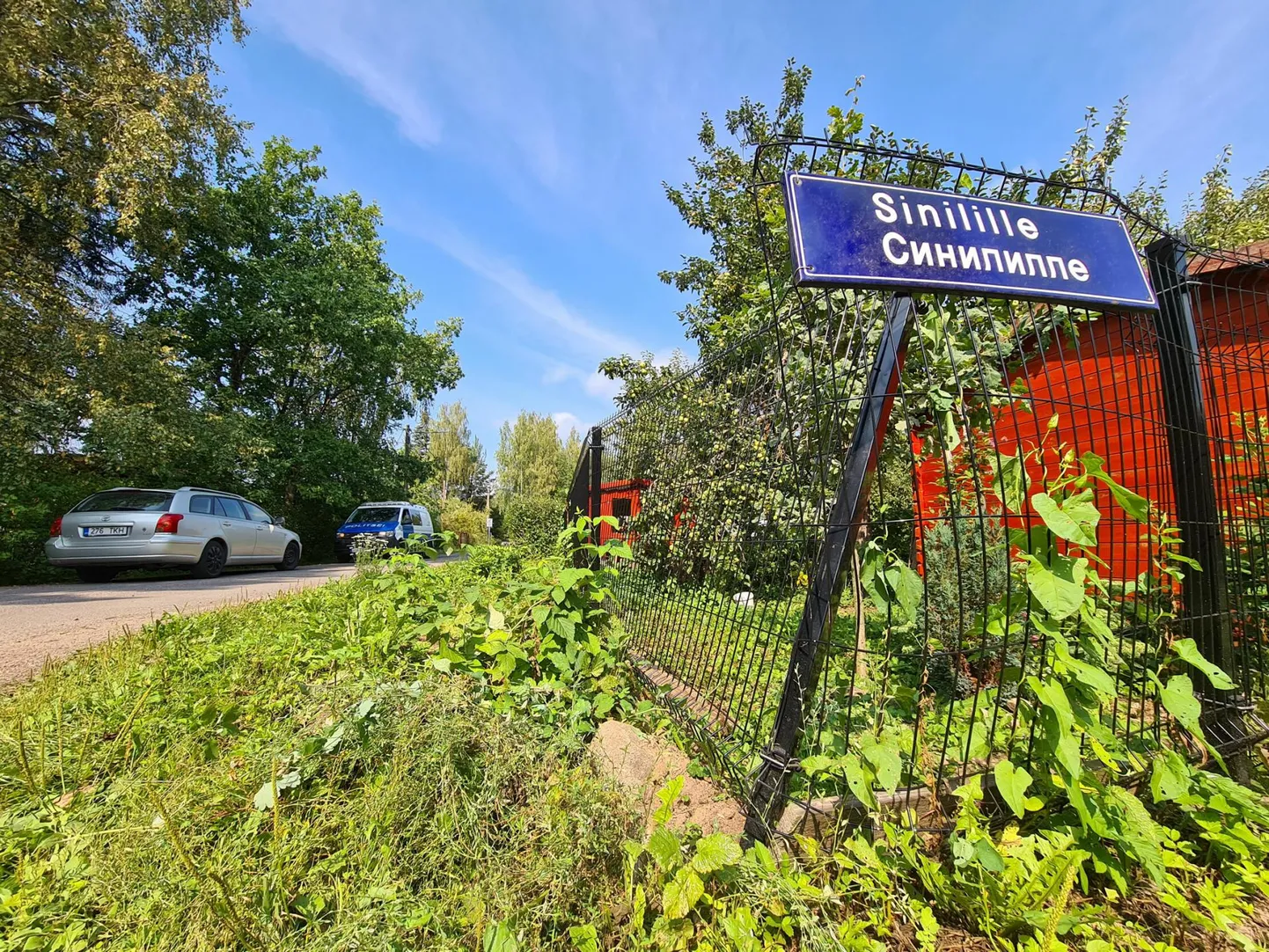 Ihastes sõitis 98-aastane autojuht eile naabri aeda.