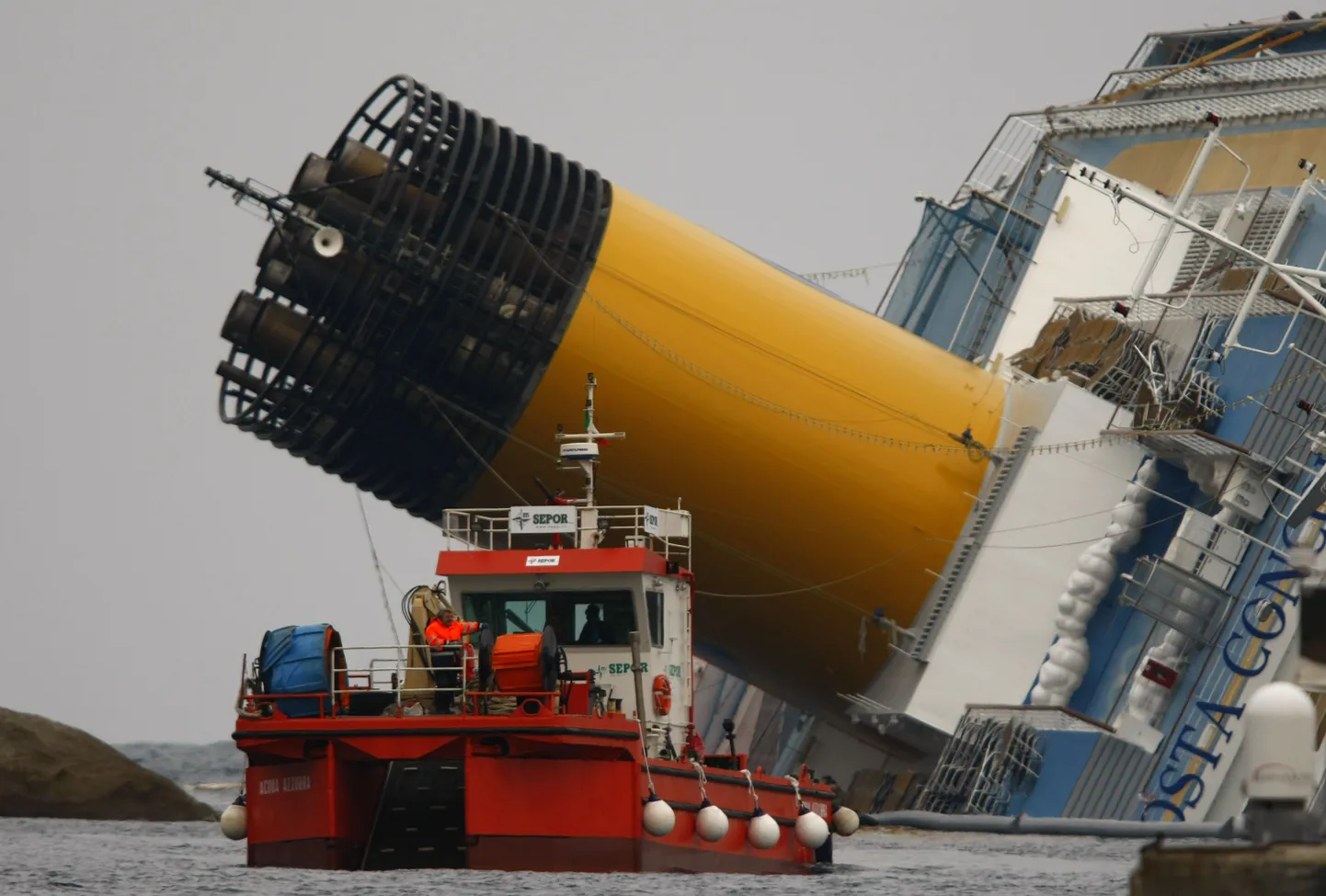 Päästelaev täna Costa Concordia juures.
