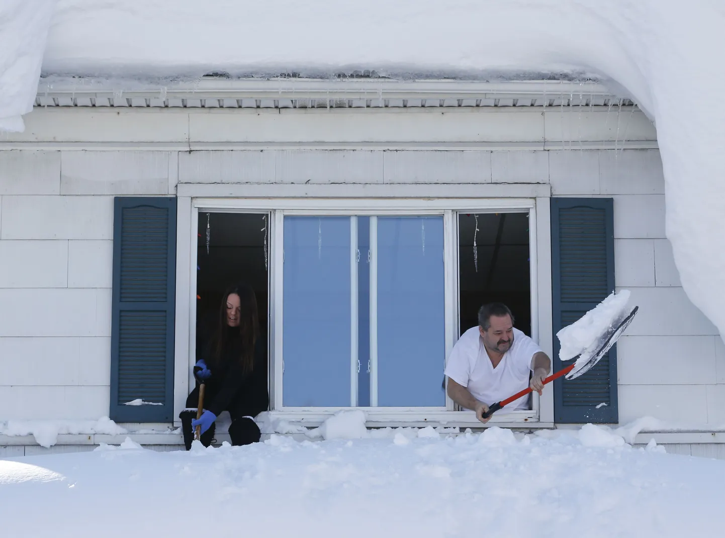 Kaks Buffalo elanikku rookisid eile verandalt lund teise korruse aknast välja küünitades.