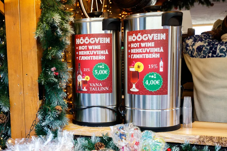 Цены на глинтвейн на Ратушной площади Таллинна 25 ноября 2022 года