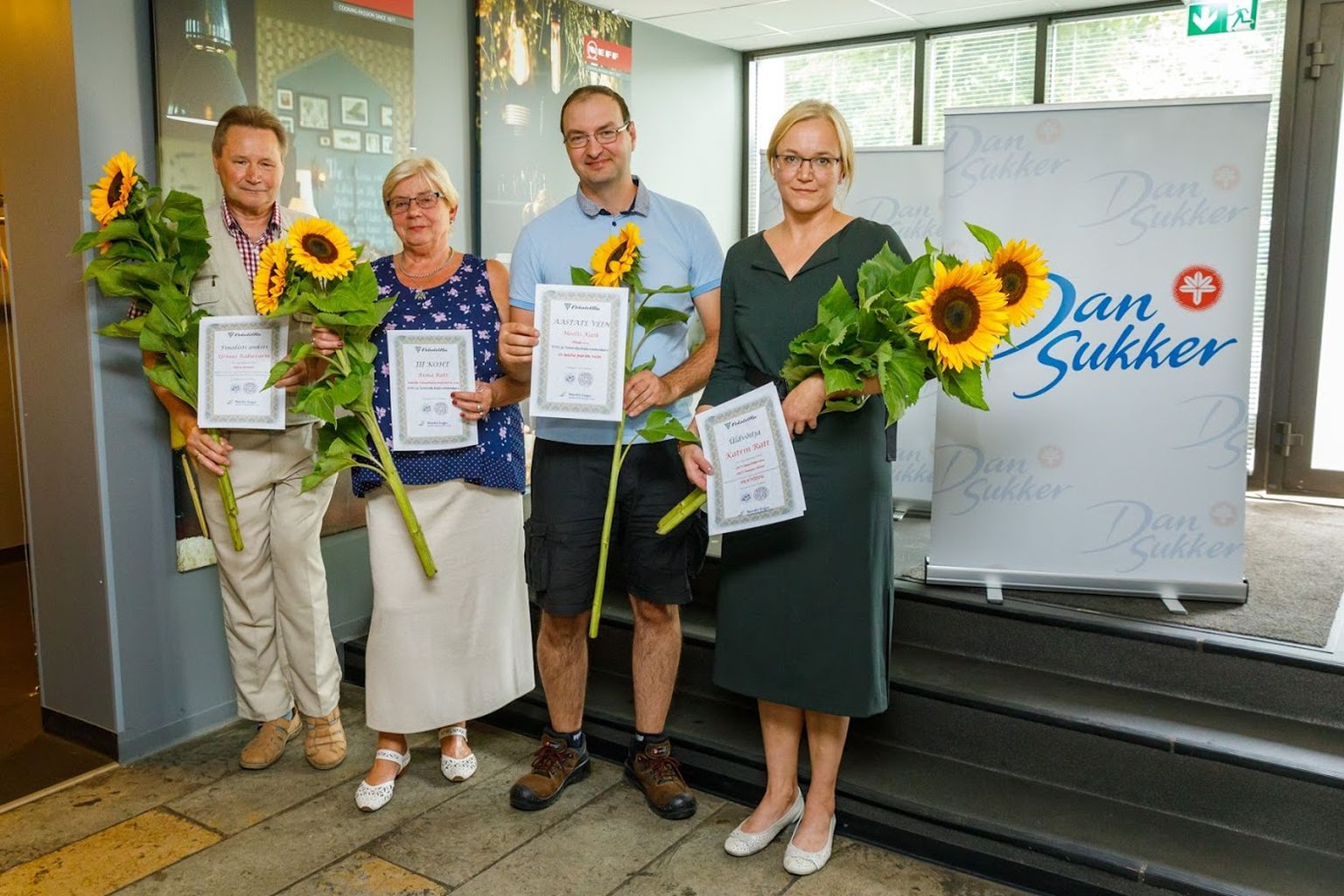 Teisele kohale tulnud Urmas Rahuvarm (vasakult), kolmanda koha saanud Riina Ratt, 10 aasta parima veini valmistanud Meelis kask ja esikoha võitnud Katrin Ratt.