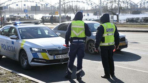 Policija svētku brīvdienās pastiprināti uzraudzīs drošību uz autoceļiem