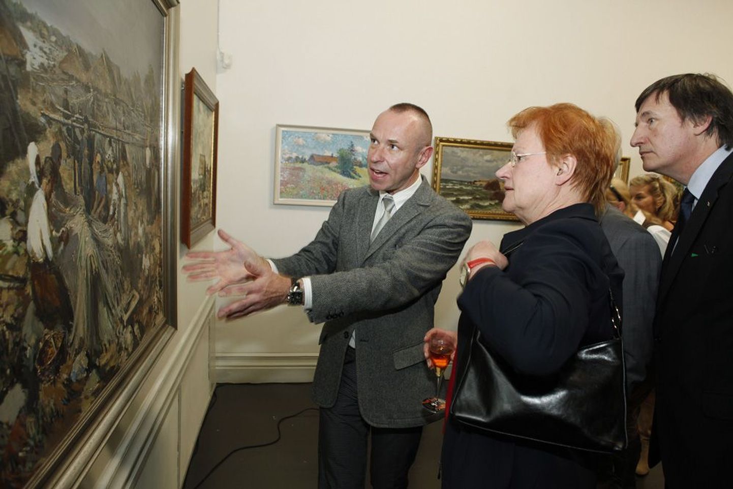 Enn Kunila näituse avamine. Harry Liivrand tutvustab Soome presidendile Tarja Halonenile ekspositsiooni.