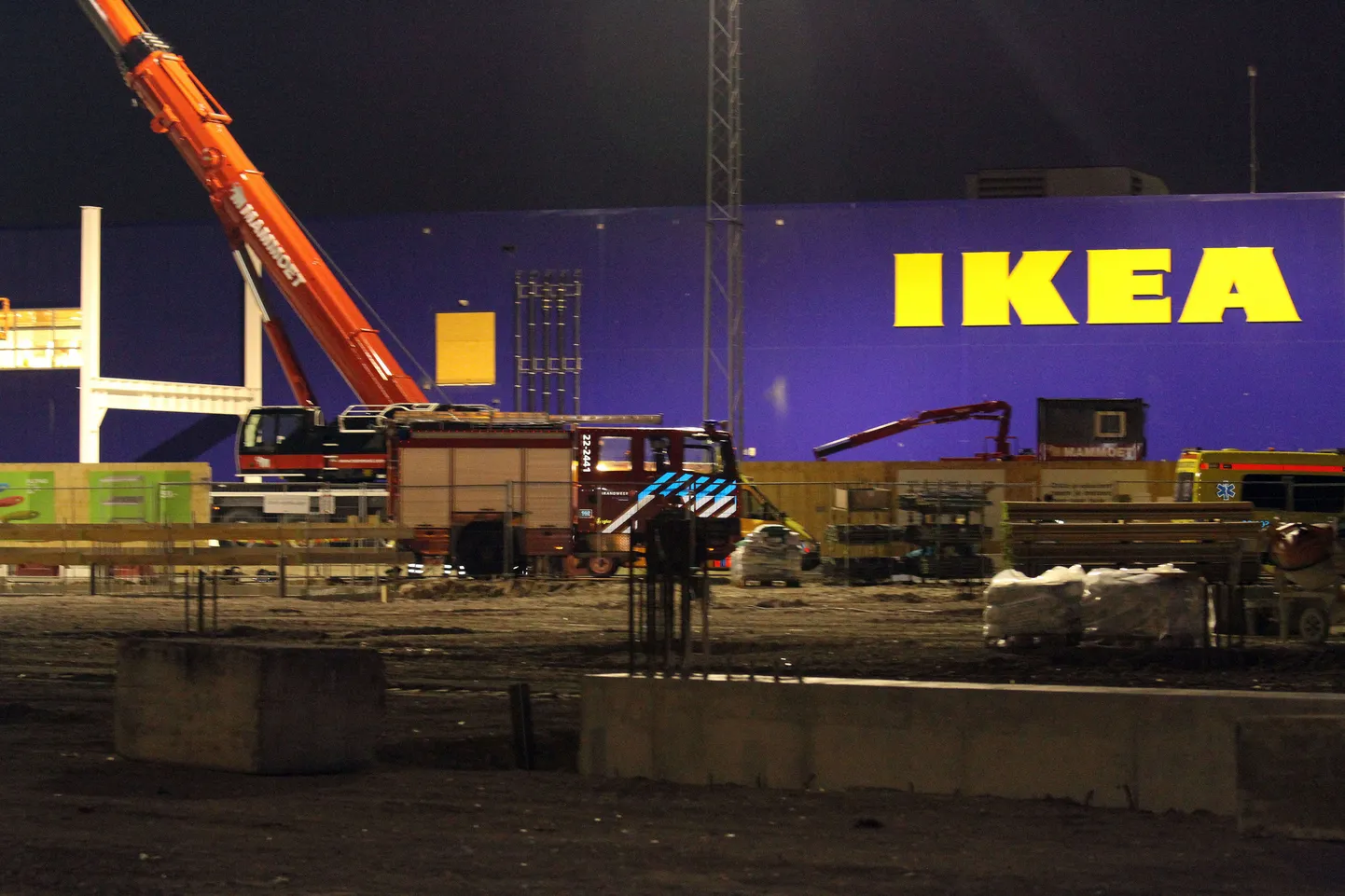 Hollandi politsei kammis Eindhovenis pärast pommirünnakut läbi sealse Ikea kaubamaja ümbruse.