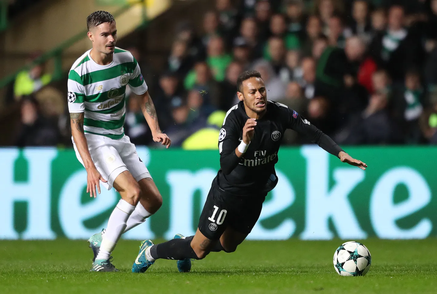 Neymar teenis sukeldumise eest kollase kaardi.