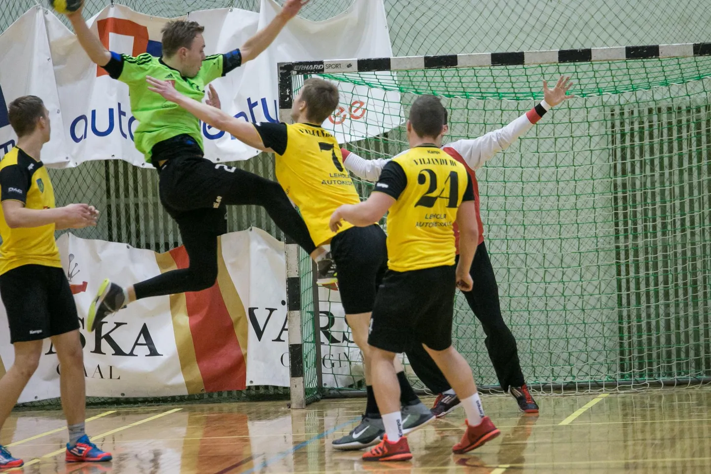 Viljandi spordikool kohtub täna õhtul Põlvas tugeva Servitiga. Foto pärineb eelmisest aastast, kui Viljandi Spordikool (kollastest särkides) kohtus Audentesega.
