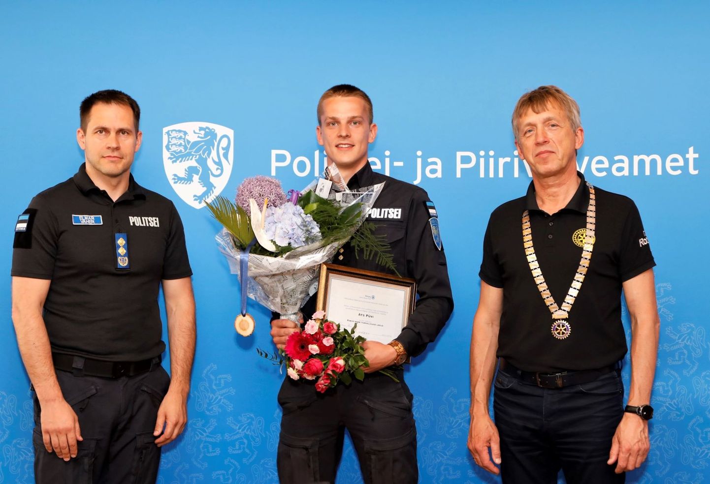 Nädala algul tunnustati 20. korda parimaid korravalvureid. Pildil PPA peadirektor Elmar Vaher (vasakul), tunnustuse pälvinud Valga patrullpolitseinik Ats Püvi ja Tallinna Rotary klubi president Margus Allikmaa.