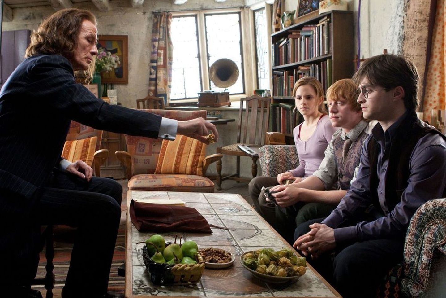 Bill Nighy (vasakult), Emma Watson, Rupert Grint ja Daniel Radcliffe filmis «Harry Potter ja surmavägised».