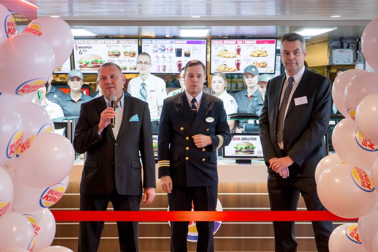Tallink Silja juhatuse liige Margus Schults (paremal) loodab, et kahe suure brändi ühendamine Tallinki laevadel toob kasu nii mõlemale ettevõtjatele kui ka reisijatele. Foto: