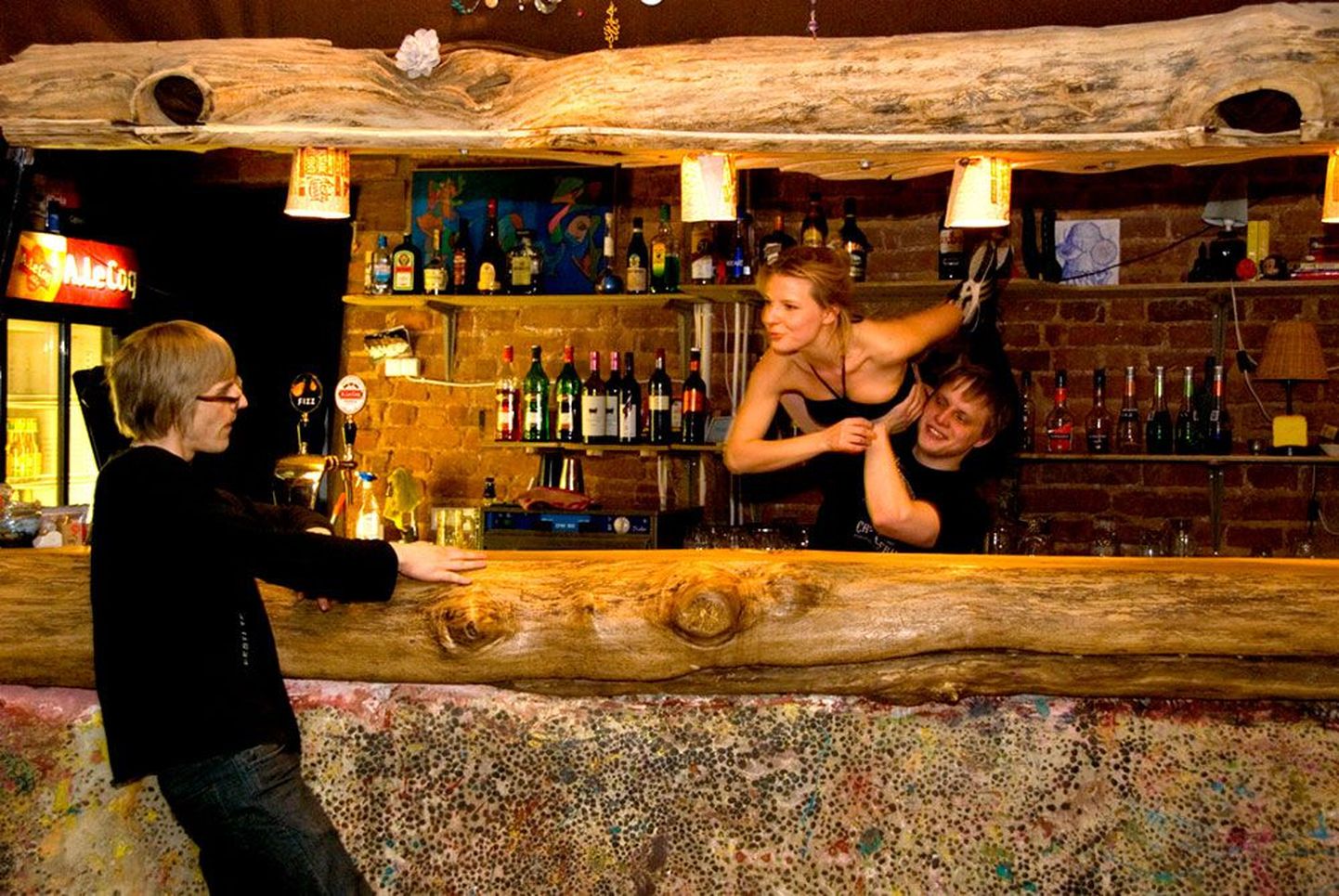 Lavastuses «Võinuks minna ka teisiti» on baarileti ees Jari Matsi, keda üllatavad leti taga Semele Kari ja Martin Tikk.