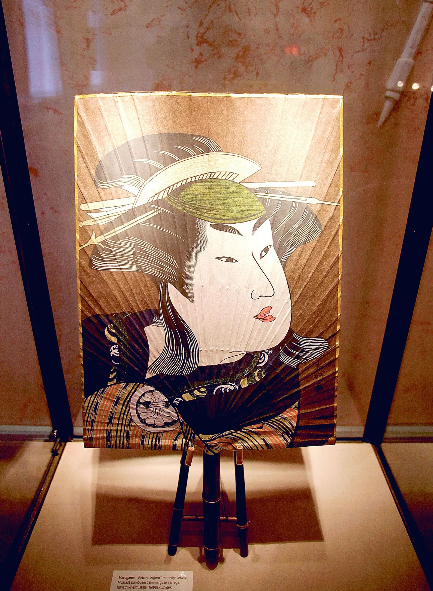 Linnamuuseumi saali ühes vitriinis on Nobuak Shigeki «Rebane Kojoro»-motiividega lehvik. See on käsitsi valmistatud paberist, käepide ja ribid on bambusest.
