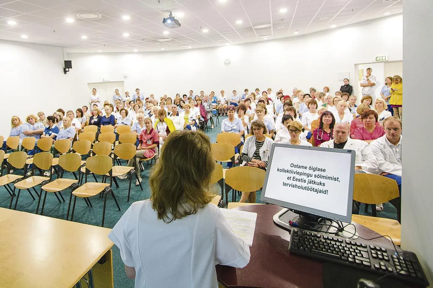 Pärnu haigla tervishoiutöötajad kogunesid streigi ajaks saali kõnekoosolekule.