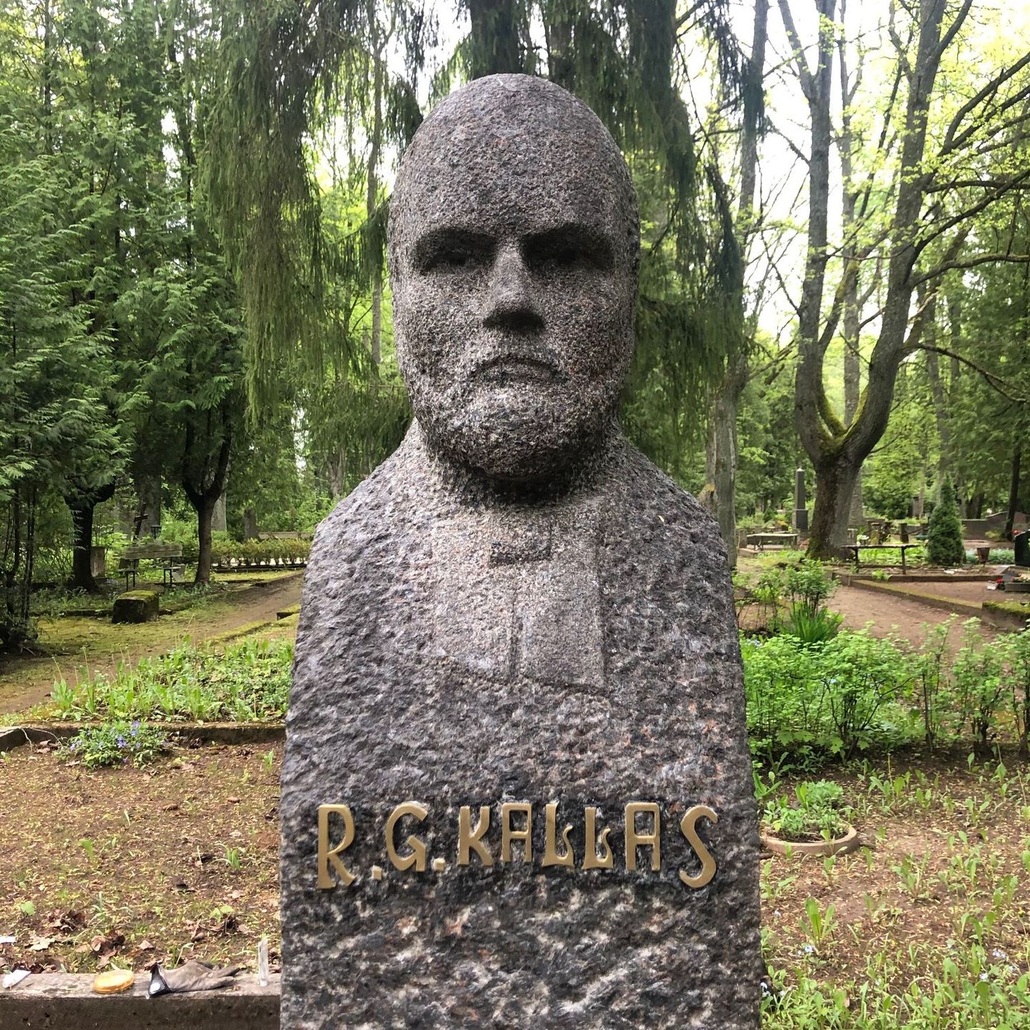 Rudolf Kallase monument Raadi kalmistul.