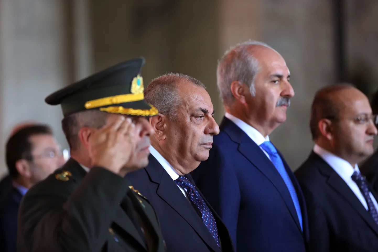 Türgi asepeaminister Tuğrul Türkeş (vasakult teine)