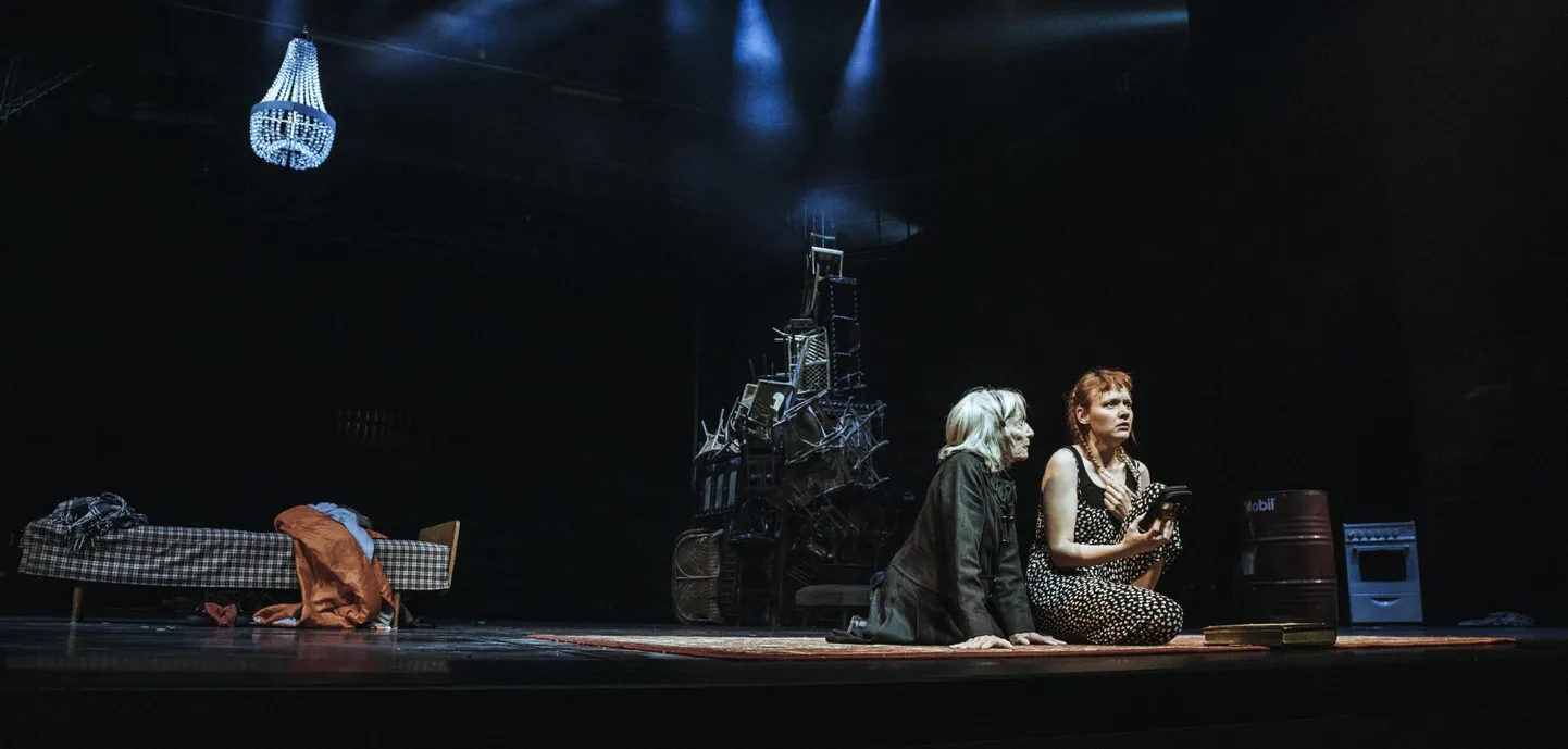 Hetk Andres Noormetsa lavastusest «Ruth». Fotol Marika Palm ja 82-aastane, Ameerika Ühendriikide teatriskeene grand old lady Ruth Zaporah.