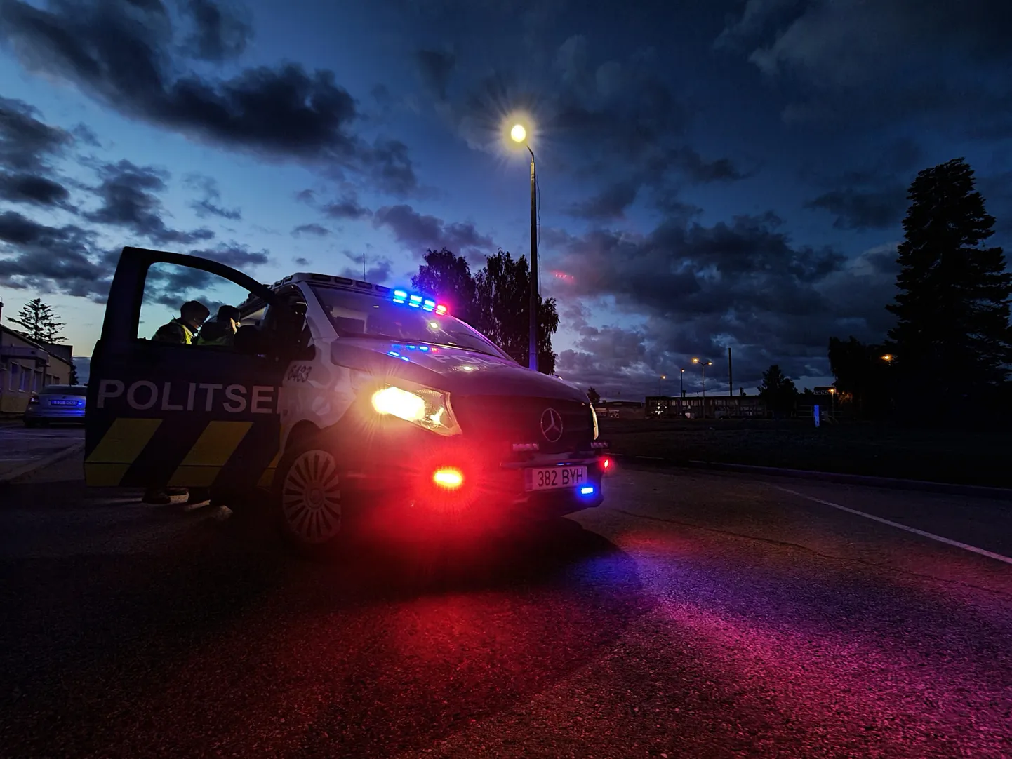 Väljakutsele reageerinud politsei tabas sõiduki, mille juures oli kolm meest, ühe käest saadi kätte ka relvataoline ese, mis võeti hoiule. Selgus, et tegemist oli õhkpüstoliga.