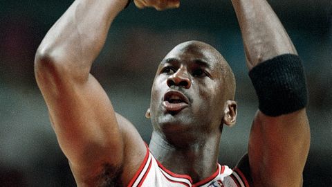 NBA kuulsuse särk müüdi oksjonil pöörase summa eest