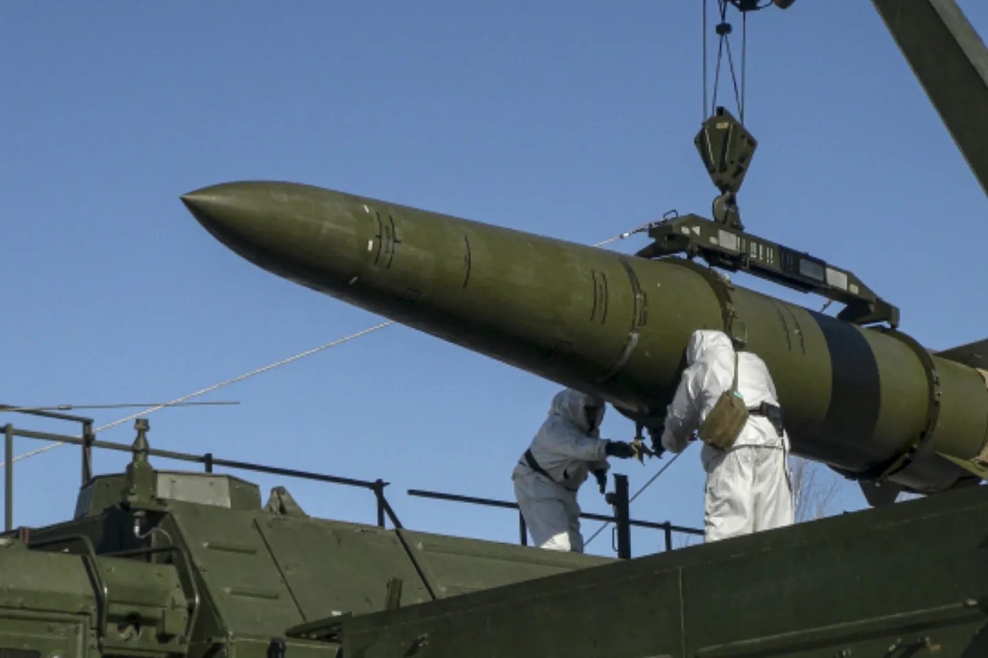 Vene teenistujad laadimas Iskanderi raketti mobiilse raketiheitja peale.
