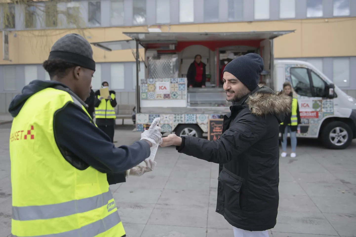 Vabatahtlik jagab Stockholmis möödujatele desinfitseerimisvahendeid.