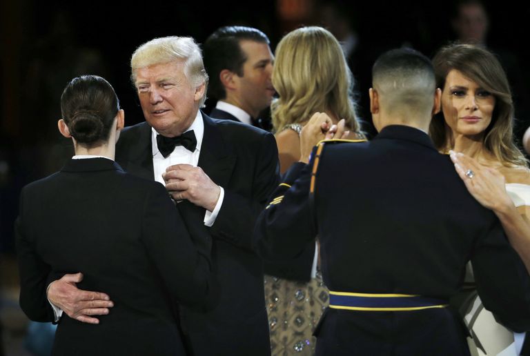 Melania Trup tantsis seersant Jose A. Medinaga ja Donald Trump mereväe ohvitseri Catherine Cartwelliga